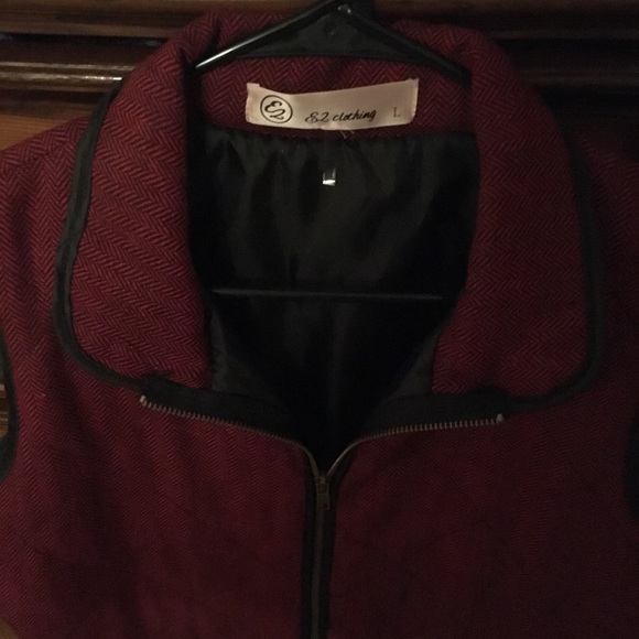 Small Chevron pattern Vest - Picture 2 of 3